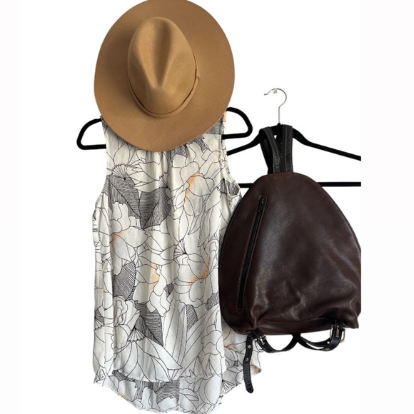 Abstract flower print sleeveless top - Picture 2 of 7